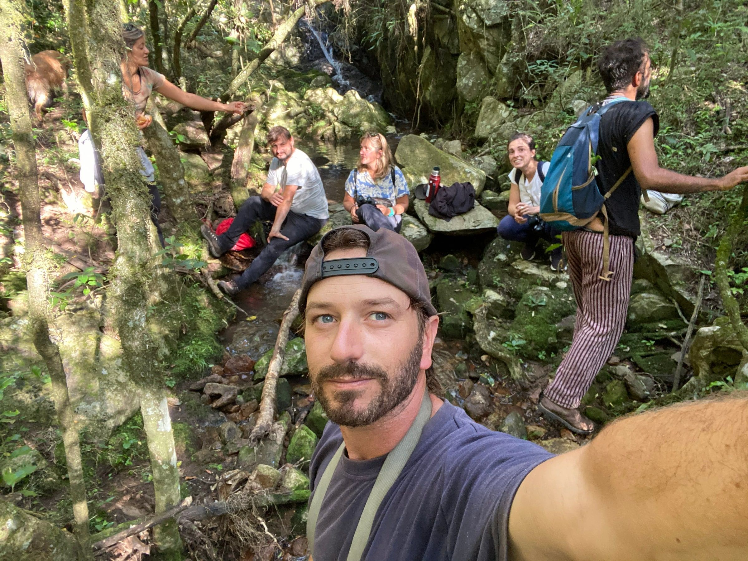 Visitantes durante un recorrido en la naturaleza