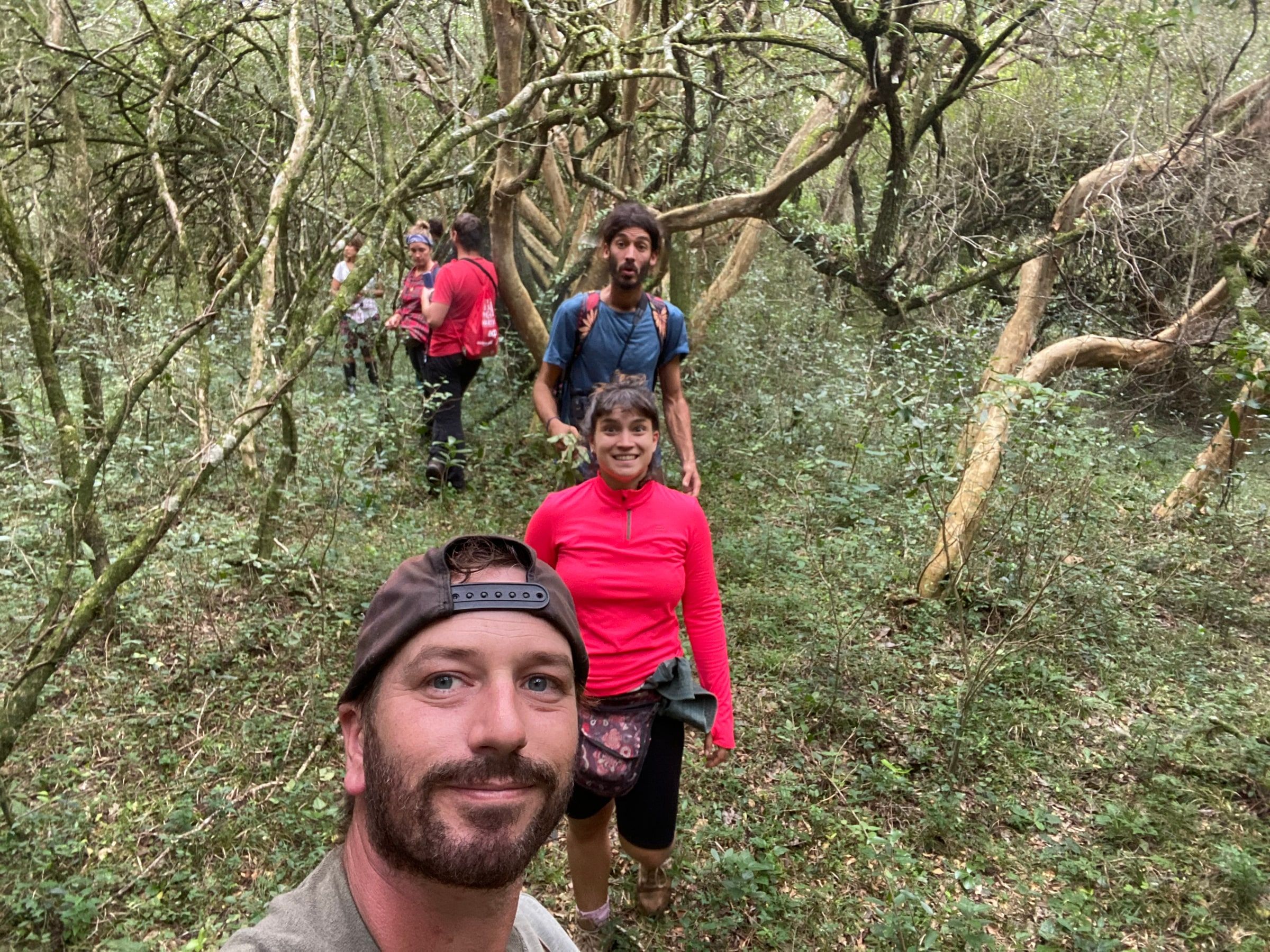 Grupo de visitantes durante una salida en la naturaleza
